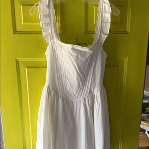 Elegant White Sleeveless Dress